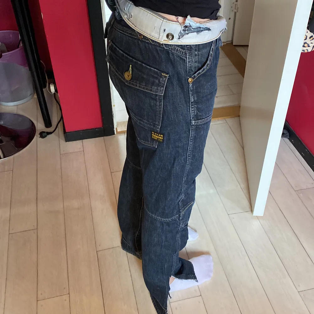 Jätte fina jeans som inte kommer till andvändning längre för de inte är min stil och de är förstora skriv om du har fler frågor . Jeans & Byxor.