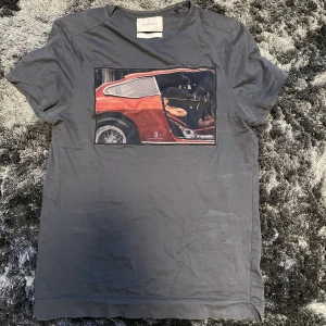 Limitato T-shirt Från NK - En väldigt fin t shirt köpt från NK för ett tag sedan. Perfekt för sommarn eller varma vårdagar.  Storlek XS passar S      Skick 9/10      Kvitto och box saknas därav det låga priset        Byten är okej 