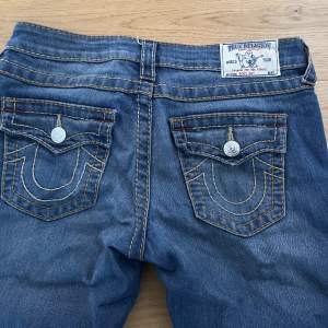 Säljer mina true religion jeans från New York. Har använt dom ett fåtal gånger och säljer dem pga att dom är för små 🥲Storlek 27. Bor i Stockholm 💜