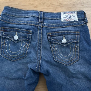 True religion jeans 27 - Säljer mina true religion jeans från New York. Har använt dom ett fåtal gånger och säljer dem pga att dom är för små 🥲Storlek 27. Bor i Stockholm 💜