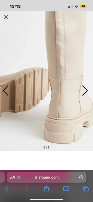 Boots(SVARTA) - Säljer mina svarta boots i strl 35 dock passar de även 36 då de är stora i storleken, köpte de nyligen i London men ångra köpet och de har aldrig använt. 