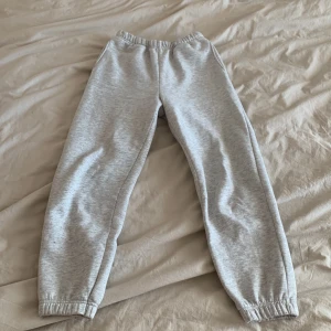 Mjukisbyxor  - Säljer mina gråa mjukisbyxor från Gina Tricot då jag inte använder dem så mycket längre. De är lite noppriga vilket går att lösa. Storlek S!❣️