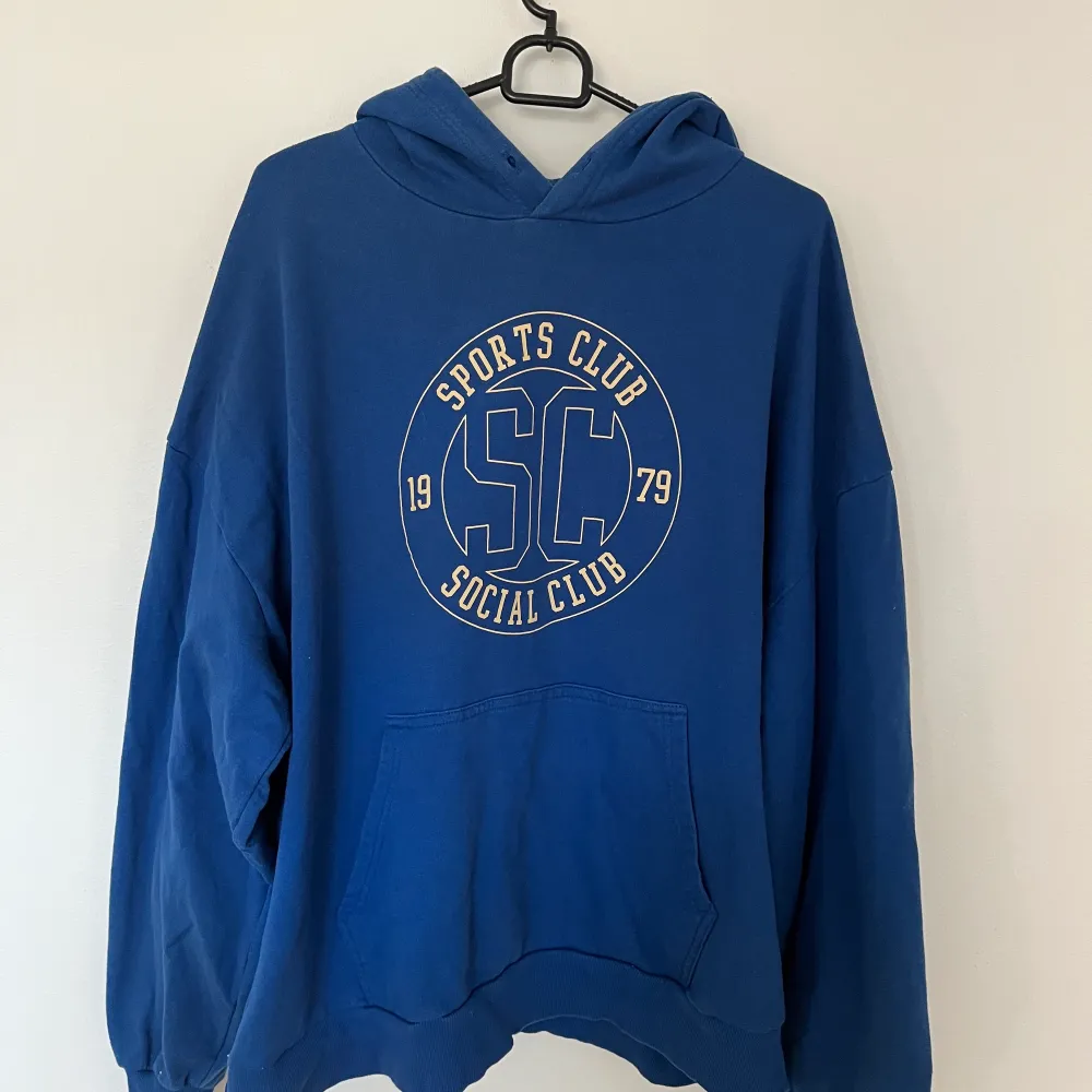 En blå hoodie med tryck som är köpt för att vara oversized där av storlek 2XL men skulle säga att den känns som en L😊  Skriv om ni vill ha fler bilder eller har några andra frågor😊. Tröjor & Koftor.