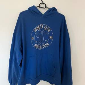 En blå hoodie med tryck som är köpt för att vara oversized där av storlek 2XL men skulle säga att den känns som en L😊  Skriv om ni vill ha fler bilder eller har några andra frågor😊