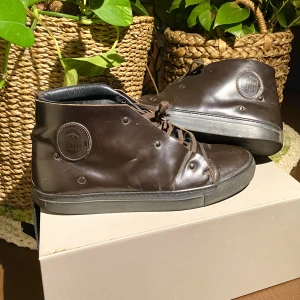 Acne Studios Brown Boots - Hej, säljer ett par riktigt coola boots från Acne Studios. De har en lite glansig look. De är i storlek 42 men passar även 43. De är i bra skick, hör av dig för fler bilder. Nypris va runt 3000kr. Priset är inte hugget i sten. Hör av dig vid intresse.