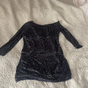 Snygg klänning  - Jättefin klänning, helt oanvänd passade mig inte bara. Bilden gör den orättvis då jag inte kunde ta bättre bild men verklgien superfin!!