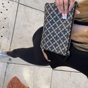 Marlene Birger väska.  - Säljer min fina väska, som ny inte en ända slitning. Band kommer med!