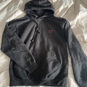 Hov1 Hoodie - Säljer min hov1 merch hoodie från deras ”Until next time tour 2018” Solen i bilden gör att den ser urtvättad ut men det är den inte. Passar både XS och S. Hör av dig om du vill ha bättre bilder eller har frågor! 🌸💓 