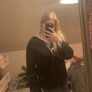 Grå tröja med luva - Säljer min älskade grå tröja med luva älskar men säljer nu👌❤️