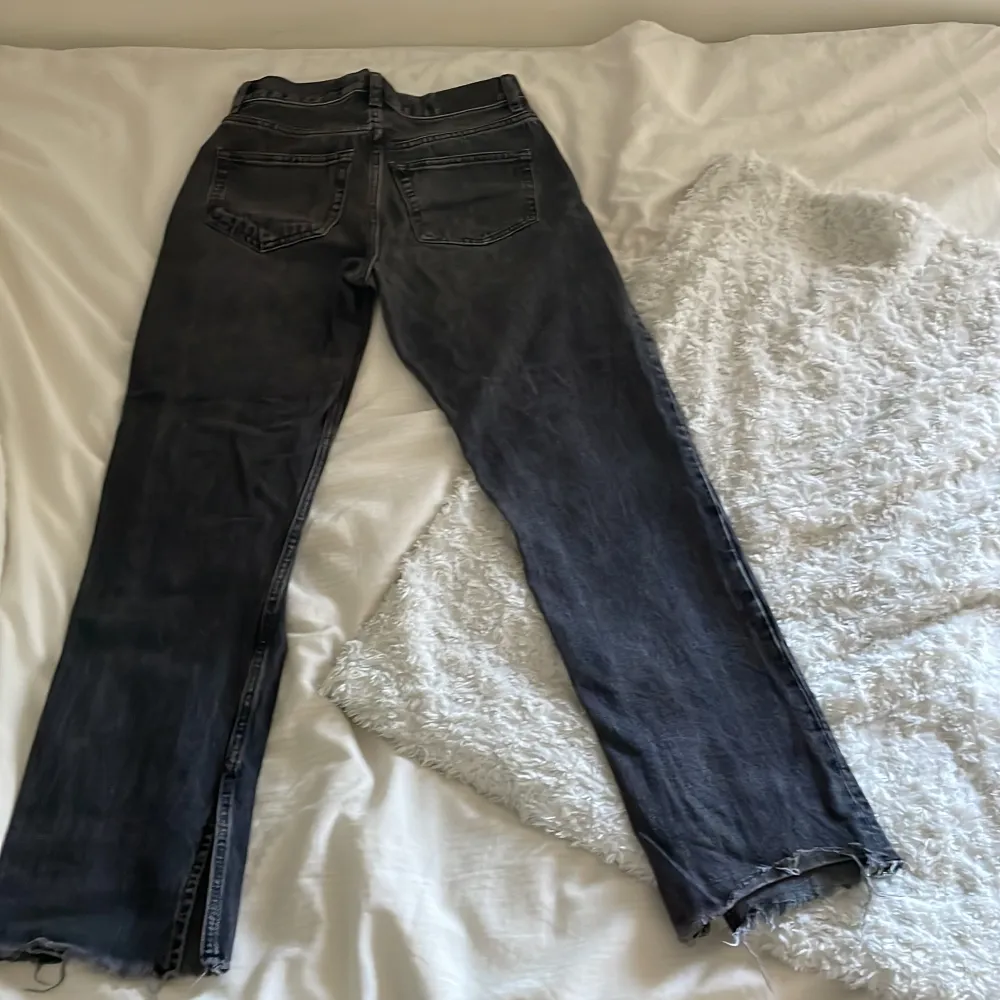 Gråa/svarta jättefina jeans från gina. Dessa säljer jag p.g.a liten storlek. Detta är straight jeans med slits.. Jeans & Byxor.