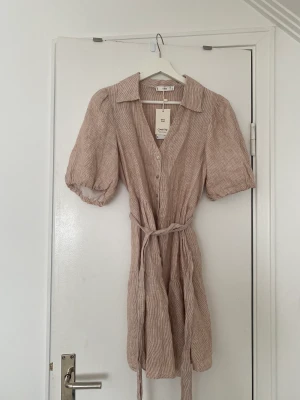 Klänning MANGO NY! Populär  - Aldrig använd, prislapp kvar. Nypris: 599kr. 