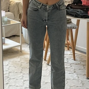 V-waist jeans NA-KD - Jeans med v-midja! Sjuuukt snygga och sålde slut snabbt på nakd💜