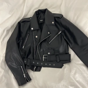 Skinnjacka - Skinnjacka fårn bikbok i jättefint skick, köptes för 800kr 💕