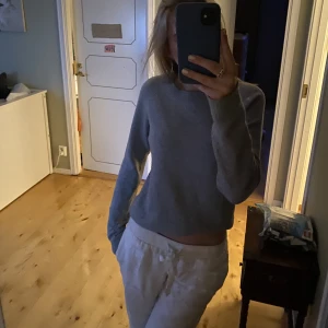Grå stickad tröha - Säljer denna super mysiga stickade tröjan från Vero Moda!! 💕
