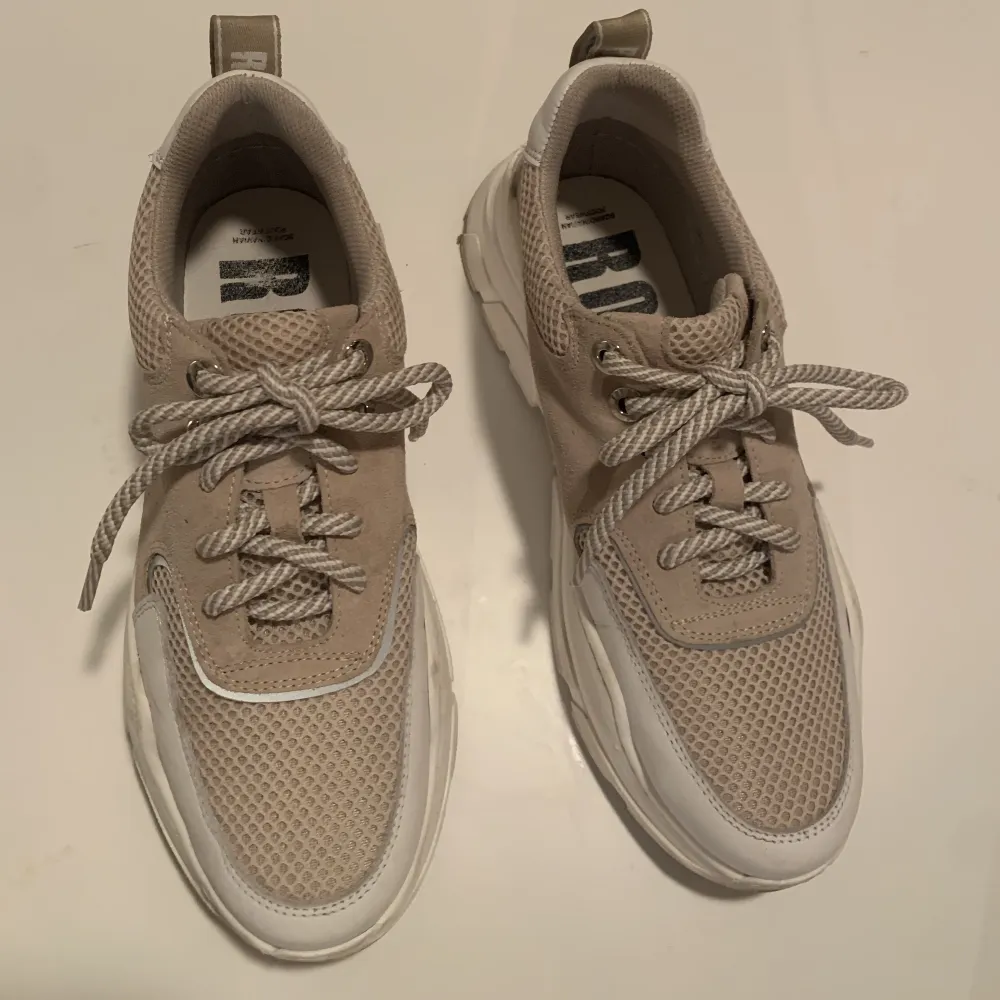 Snygga sneakers från Roots.  Endast använd två gånger då de inte passade mina känsliga fötter.  Väldigt fräscha! Storlek 38.  Nypris 1200:-. Skor.