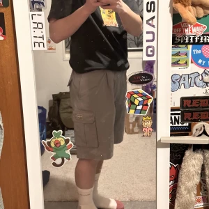 Baggy happytex shorts - Ett par gråa shorts som inte används längre helt enkelt! Ganska stora men sitter fint med ett bälte! :D