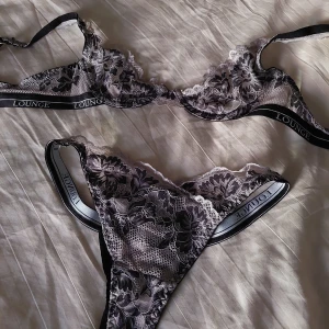 Lounge underklädesset - Ett balconyset från Lounge i använt skick. Kan säljas separat.  BH-storlek: 70A Trosor: XS