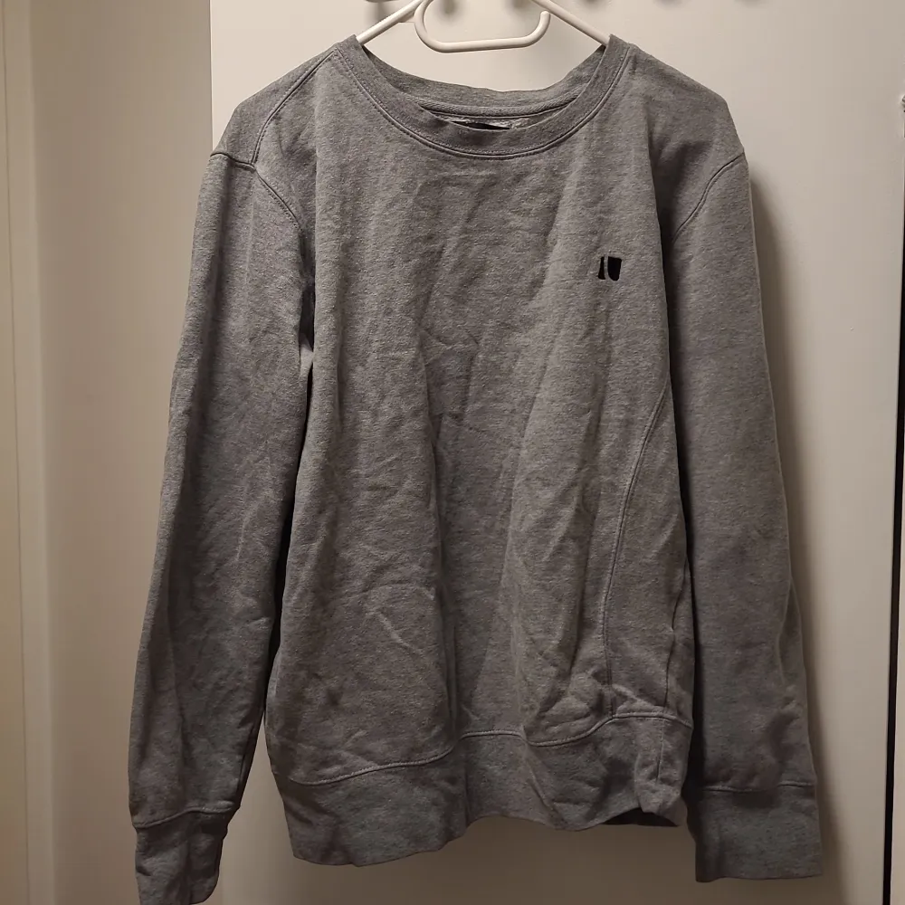 Size M lightly used and in good condition gray sweatshirt. Hoodies.