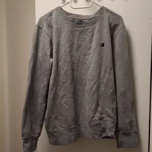 Size M lightly used and in good condition gray sweatshirt
