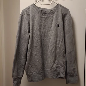 Gray sweatshirt  - Size M lightly used and in good condition gray sweatshirt