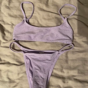 Dröm bikini 🥰 - Super fin bikini från Bershka! Som ny! Glitter ljuslila, perfekt till stranden!☀️💖👏🏻🥰100kr+frakt