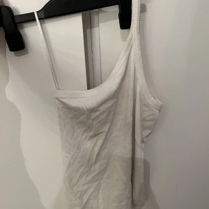 Gina topp - En söt vit topp från Gina tricot med 1 band. Använder inte längre men super söt till sommaren