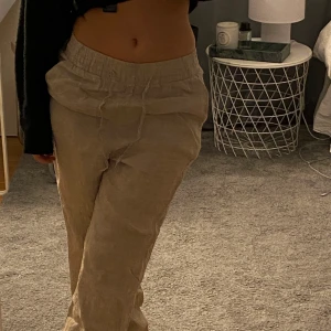 Beiga linnebyxor  - Beiga linnebyxor, andvända ca 2 gnr (nyskick) super sköna linnebyxor men kommer tyvärr inte till andning för mig. Dom är ifrån Gina Tricot 