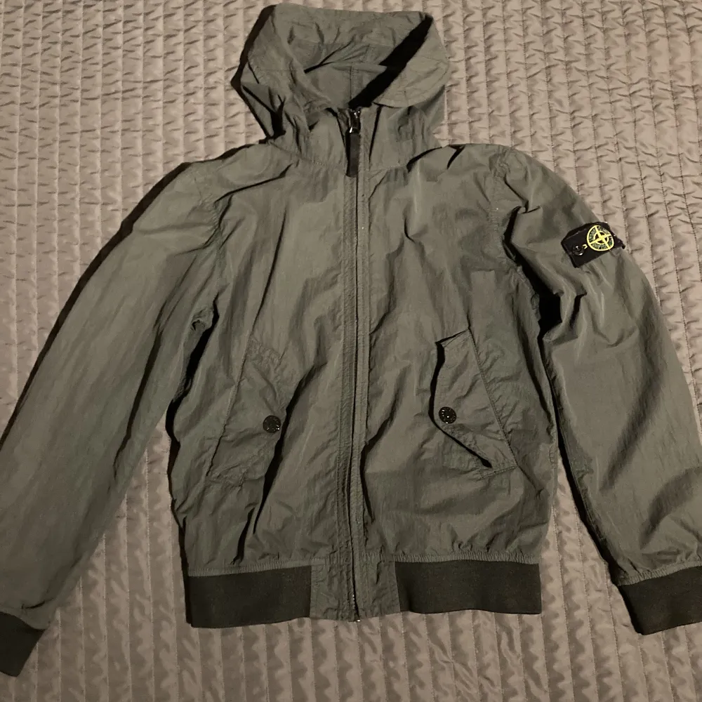 En vårjacka från Stone Island skick 9/10 nypris 4000kr (säljs billigt pågrund av att jag inte har något kvitto då jag fick jackan av en vän. Kan intyga på att den är äkta har bara inget bevis)Skriv till mig om du har några som helst funderingar.. Jackor.