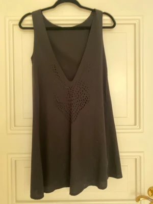 Svart klänning - Svart klänning som är öppen i ryggen.