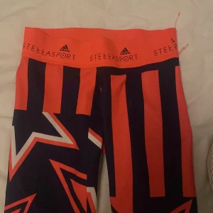 TRÄNINGSBYXOR - Unika teäningstights från Stella McCartney och adidas. Strl S, inte använda på några år och inga spår av användning på kvaliten. 70kr + frakt❤️
