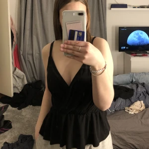 Topp - Jätte fin svart topp, men den kommer inte till användning🤍