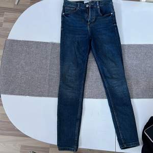 Mårkblåa skinny jeans från Zara. Strechy och bekväma. De är också ganska tjocka och håller en varm.