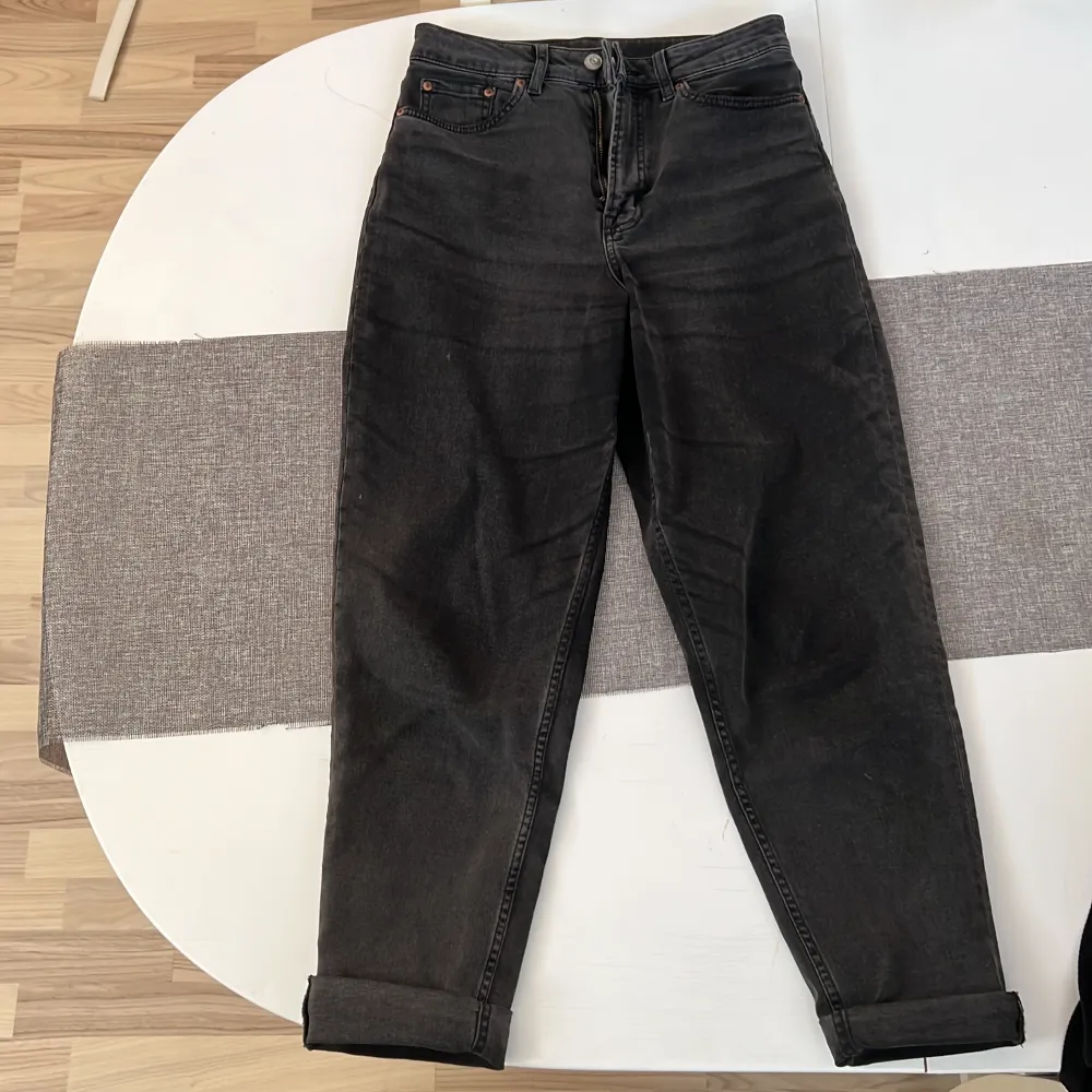 Kol färgad mom jeans från h&m. Väldigt bekväma och perfekt för casuala outfittet. . Jeans & Byxor.