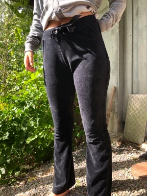 Mjukisbyxor  - Bootcut mjukisbyxor i sammet! 