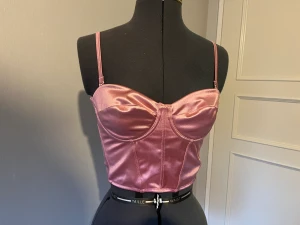”Korsett” - En oanvänd rosa korsett, A-kupa