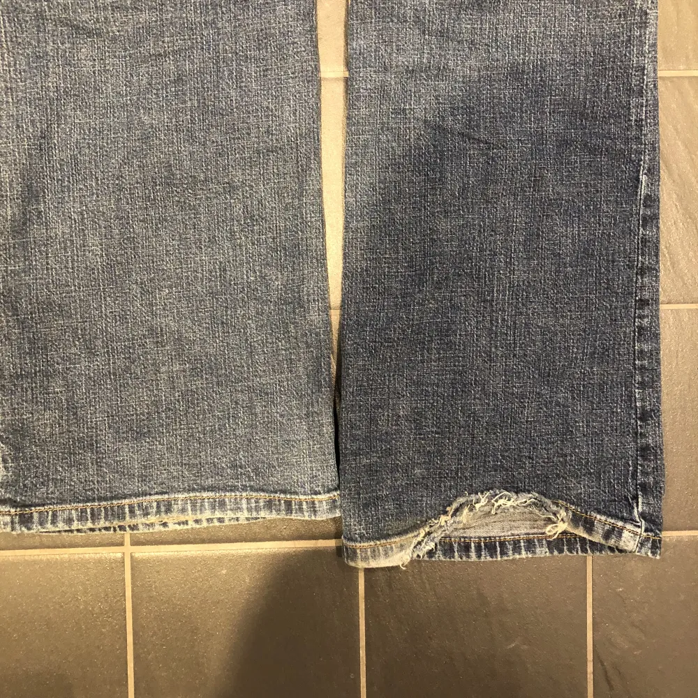 Snygga jeans från Marlboro Classons regular fit (typ bootcut) lite slitna vid ena foten inget som märks (se bild 3) Strloek 29. Midjemått 72 inerbenslängd ca 75. Jeans & Byxor.