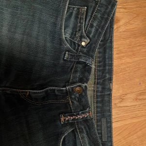 Jeans !!💓 - Ett ist super fina jeans i bra skick! Passar mig som har storlek 34! ( står it stl i byxorna)Står ej för frakten eller postens slarv❤️