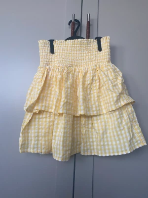 Kjol - En jättesöt volangkjol från Kappahl. Använd endast ett fåtal gånger och är i nyskick. Skriv gärna om ni vill se hur den ser ut på💕😊