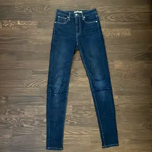 Säljer mina mörkblåa levi’s jeans i modellen ’mile high super skinny’. Inget slitage och dom ser helt nya ut! Nypris 1349kr säljer för 300kr + frakt (kan mötas upp i Stockholm)💕💗🤩
