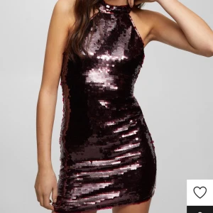 Klänning  - Jätte fin klänning från Pull&Bear, har en S och en L eftersom jag köpte fel storlek💘 prislappar är kvar