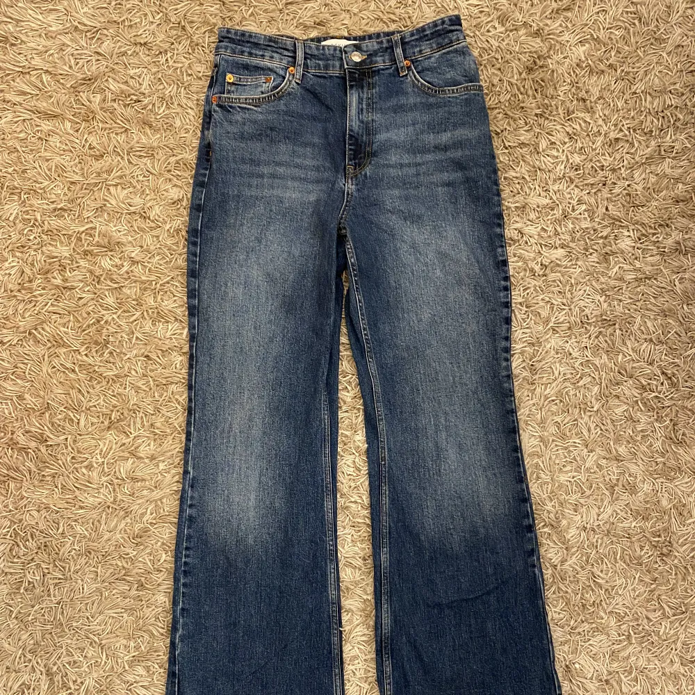 Säljer dessa snygga jeans från mq i storlek 40. Använda 2-3 gånger och säljer därför de är lite små för mig. Nypris 600kr. Kom privat för frågor o mer bilder 💝💕. Jeans & Byxor.