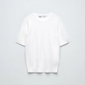 Stickad baströja  - Fin stickad bas t-shirt. Inte använd mycket!