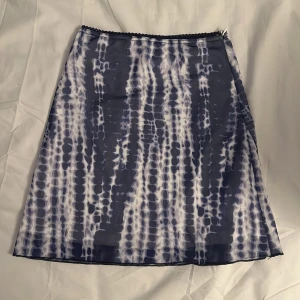 Princess polly kjol - Kjol med tajt passform, kan ha som högmidjad eller Lågmidjad då materialet är ganska stretchigt. Har dragkedja på sidan. Har aldrig kommit till användning, så nyskick. Köparen står för frakt🚚Skriv om du vill ha fler bilder eller undrar något 🥰