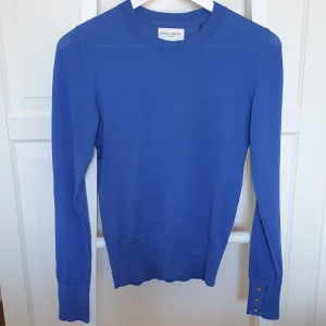 Lindex tröja  - En jettefin blå långärmad tröja ifrån lindex. Använd fåtal gånger. Har gulddetaljer vid armslutet💕