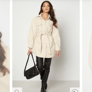 Kappa - Säljer denna super fina kappa från bubbleroom, nyskick. Nypris 699kr🤍Sitter som xs-s