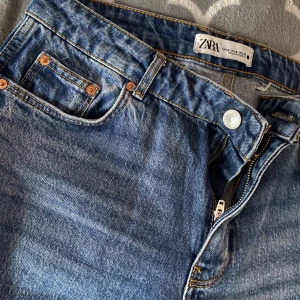 Zara jeans  - Skitsnygga mid waist zara jeans med underbar blå färg!! 