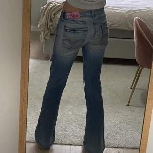 Ljusblå Replay jeans!💗 Dem är köpta tidigt 2000-tal och är därför slitna på vissa ställen och har ett hål på benet (se bild). Säljer då jag tycker dem är lite för tajta och för korta på mig. Jag är 170 cm🫶🏼 Köpare står för frakt!!!