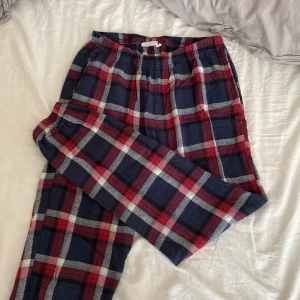Pyjamasbyxor  - Säljer dessa pyjamasbyxor ifrån Kappahl pga att dom är för små💞