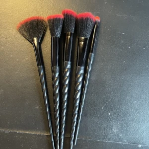 Sminkborstar - Säljer dessa helt oanvända sminkborstarna då jag inte behöver dom🖤Alla för 40kr eller en för 10kr❤️