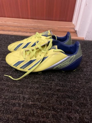 Adidas Fotbollskor  - Adidas fotbollsskor för gräs de är fina och i bra skicka har nt använt de som mkt strl 36 o 2\3